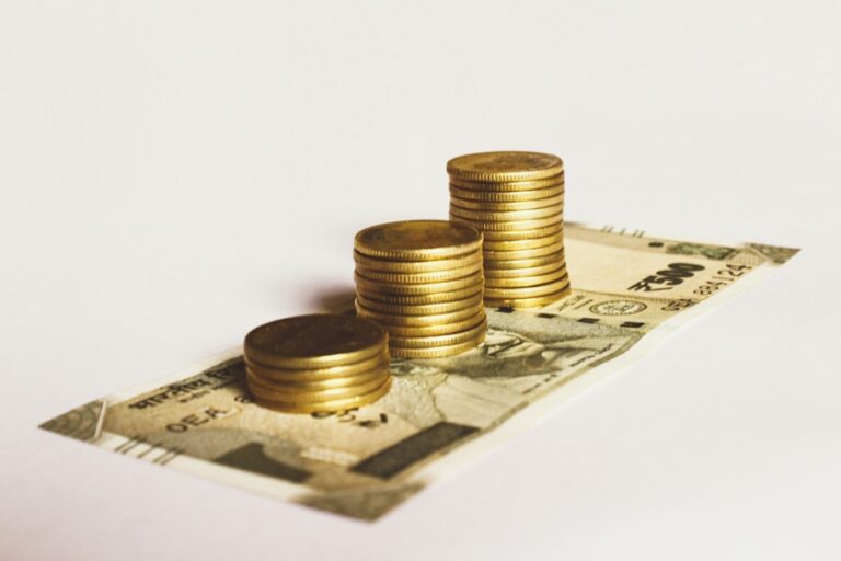 Photo "How to protect your savings during economic crisis periods"