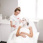 Suprafață liniștită de apă limpede care reflectă lumina, sugerând introspecție și calm