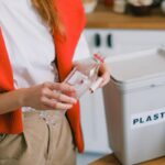 Galeata de compost cu resturi vegetale si carton, pe balconul unui apartament