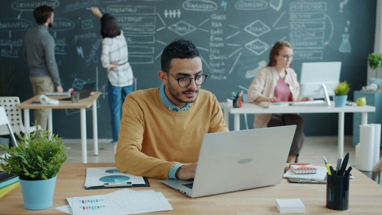 Photo choosing good accountant for startup business